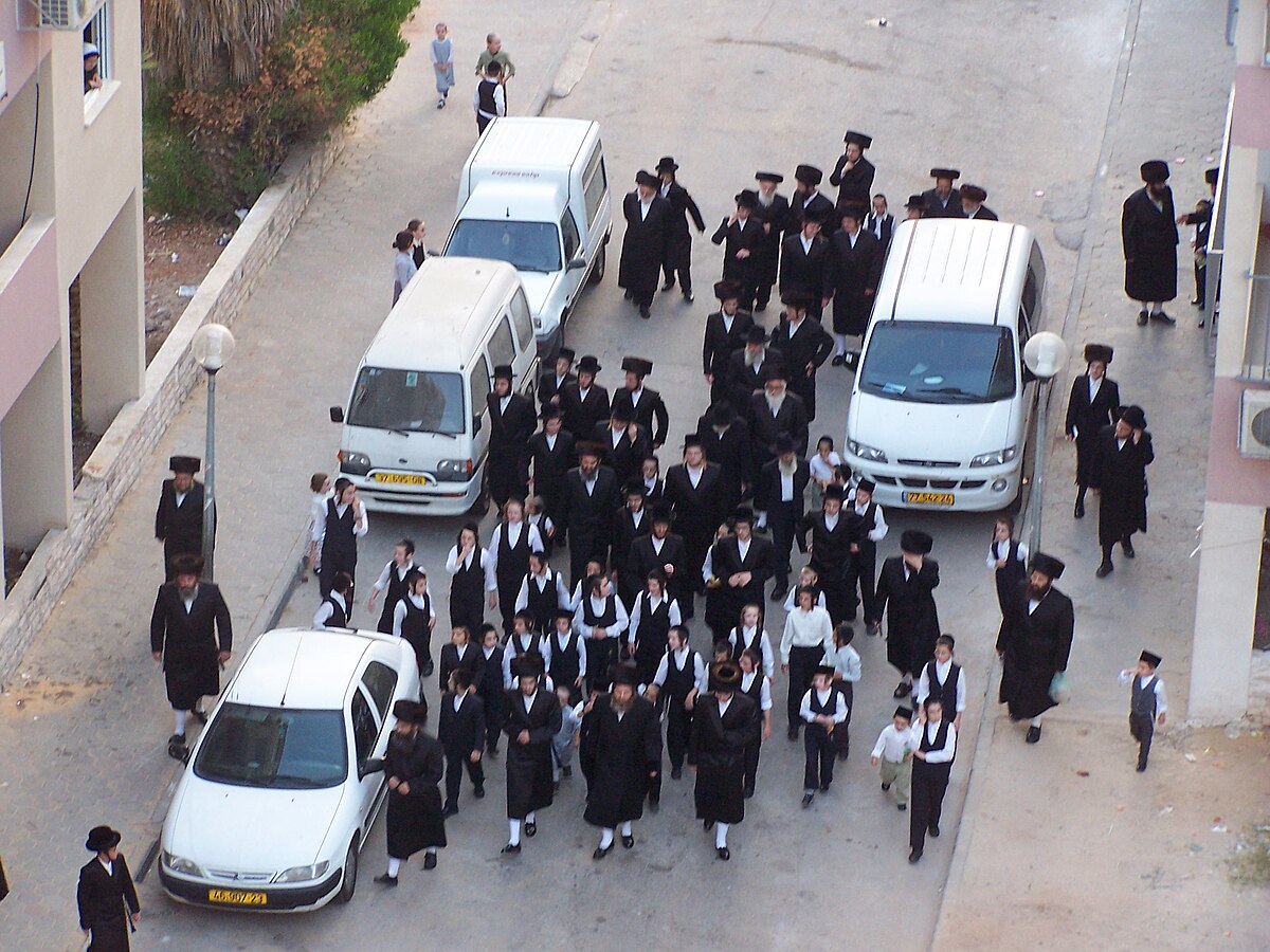 Israel, Rehovot: un grupo de Haredim va a la sinagoga para dar la bienvenida al Shabat el viernes por la noche. Foto: Christophe cagé at French Wikipedia., CC BY 2.0, via Wikimedia Commons.