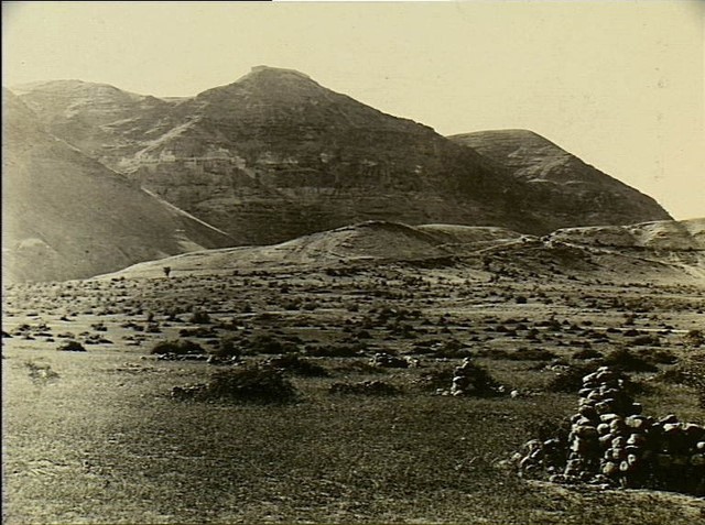 El noroeste al Monte de la Tentación Jebel Quruntul desde Jericó, actualmente Cisjordania. Foto: James Pinkerton Campbell, Public domain, via Wikimedia Commons.