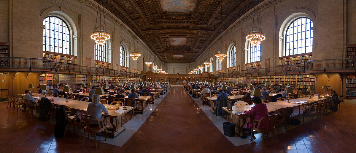 Vista panorámica del interior de la sala de lectura de la Biblioteca Pública de Nueva York. Foto: Diliff, CC BY-SA 3.0, via Wikimedia Commons.